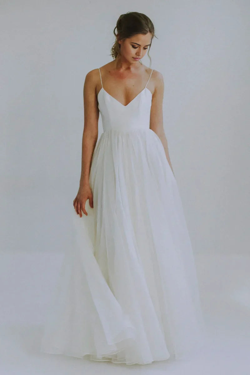 Vestido de novia de tul con tirantes finos y corte en A